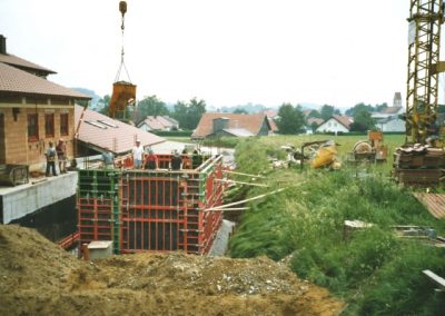 Betonieren am Eingang - 2003