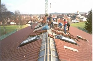 Restarbeiten beim Dach decken - 2001